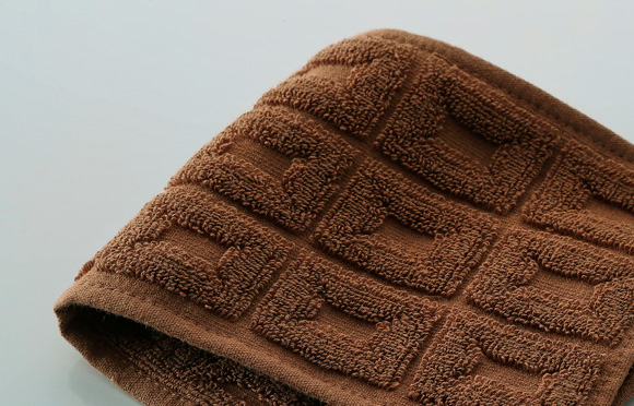 カカオ由来の染料で染めた、自然で深みのある色合い