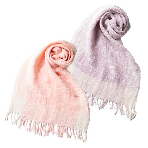 お顔周りを明るくしてくれるふわりと軽く、心地の良いマフラー